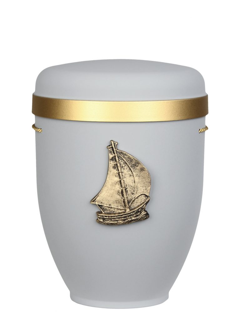 Naturfaserurne, matt hellgrau, Goldrand breit mit aufgesetztem Emblem „Dekor-Emblem Segelschiff“ in Gold