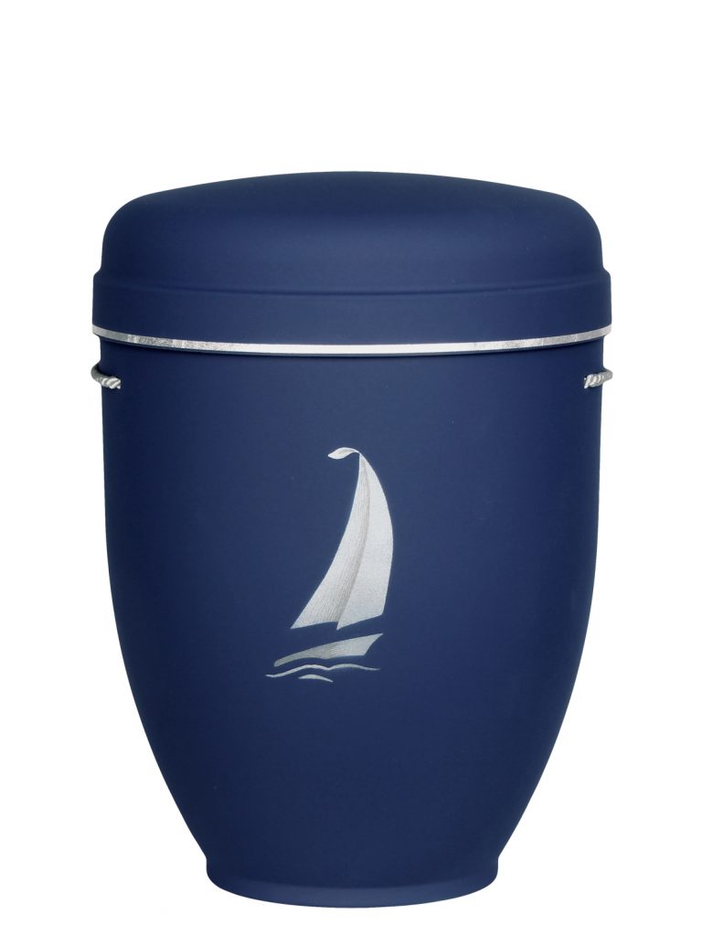Naturfaserurne, matt kobaltblau, Silberband schmal mit gemaltem Motiv „gemaltes Motiv, Segelschiff“ in Silber
