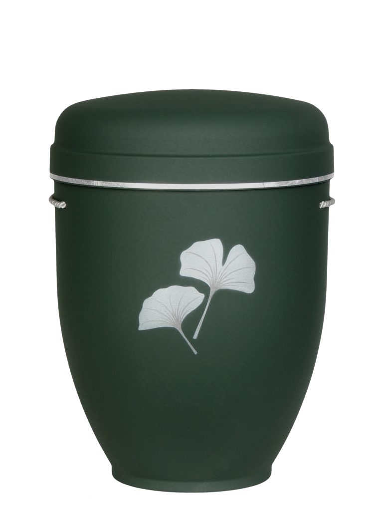 Naturfaserurne, matt tannengrün, Silberband schmal mit gemaltem Motiv „gemaltes Motiv, Ginkgo“ in Silber