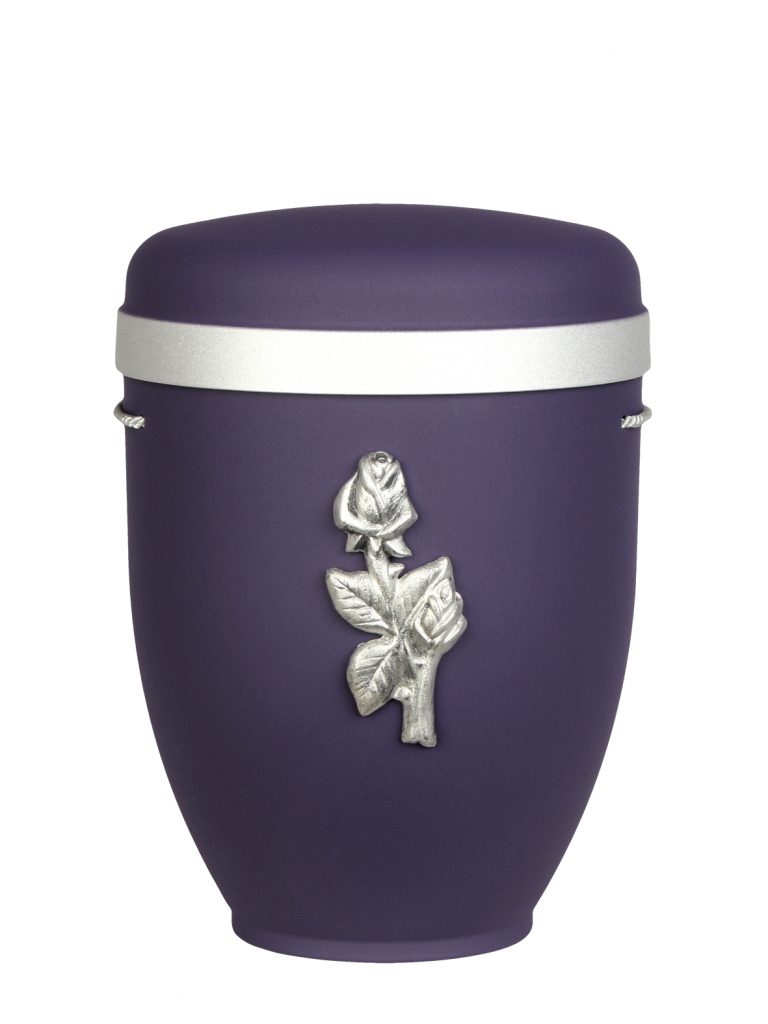 Naturfaserurne, matt violett, Silberrand breit mit aufgesetztem Emblem „Dekor-Emblem Stielrose“ in Silber