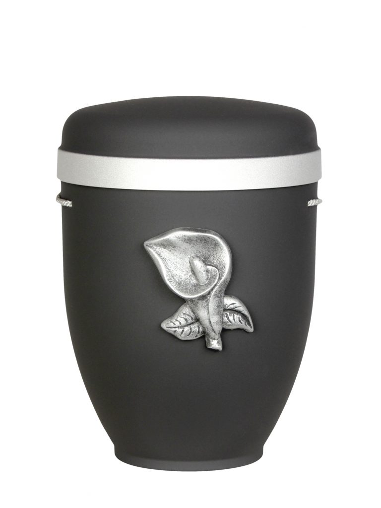 Naturfaserurne, matt granit, Silberrand breit mit aufgesetztem Emblem „Dekor-Emblem Calla“ in Silber