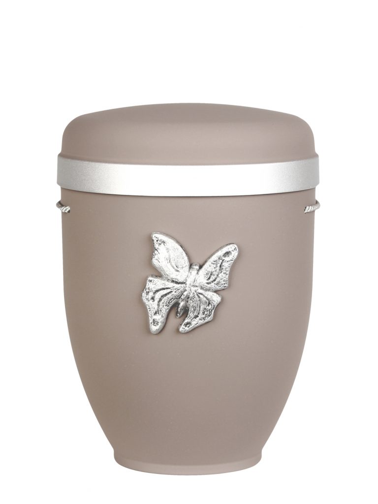 Naturfaserurne, matt pastellbraun, Silberrand breit mit aufgesetztem Emblem „Dekor-Emblem Schmetterling“ in Silber