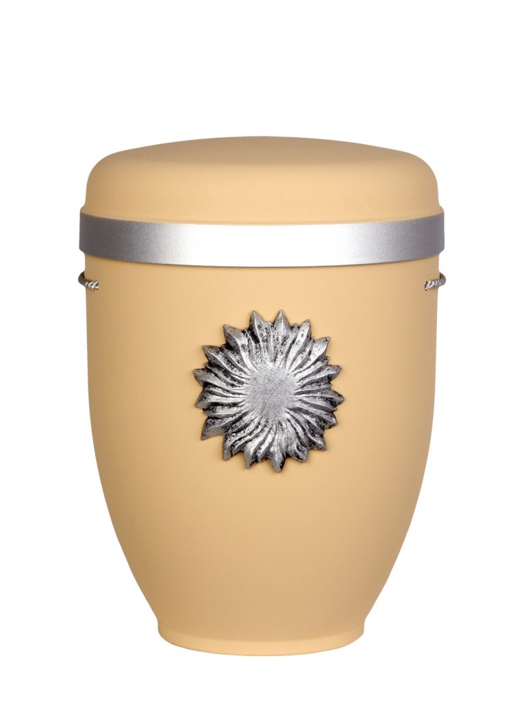 Naturfaserurne, matt elfenbein, Silberrand breit mit aufgesetztem Emblem „Dekor-Emblem Sonne“ in Silber