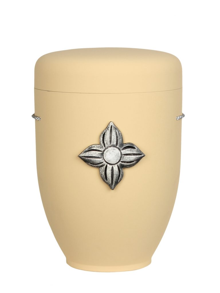 Naturfaserurne, matt savanne, ohne Rand mit aufgesetztem Emblem „Motiv D01“ in Silber