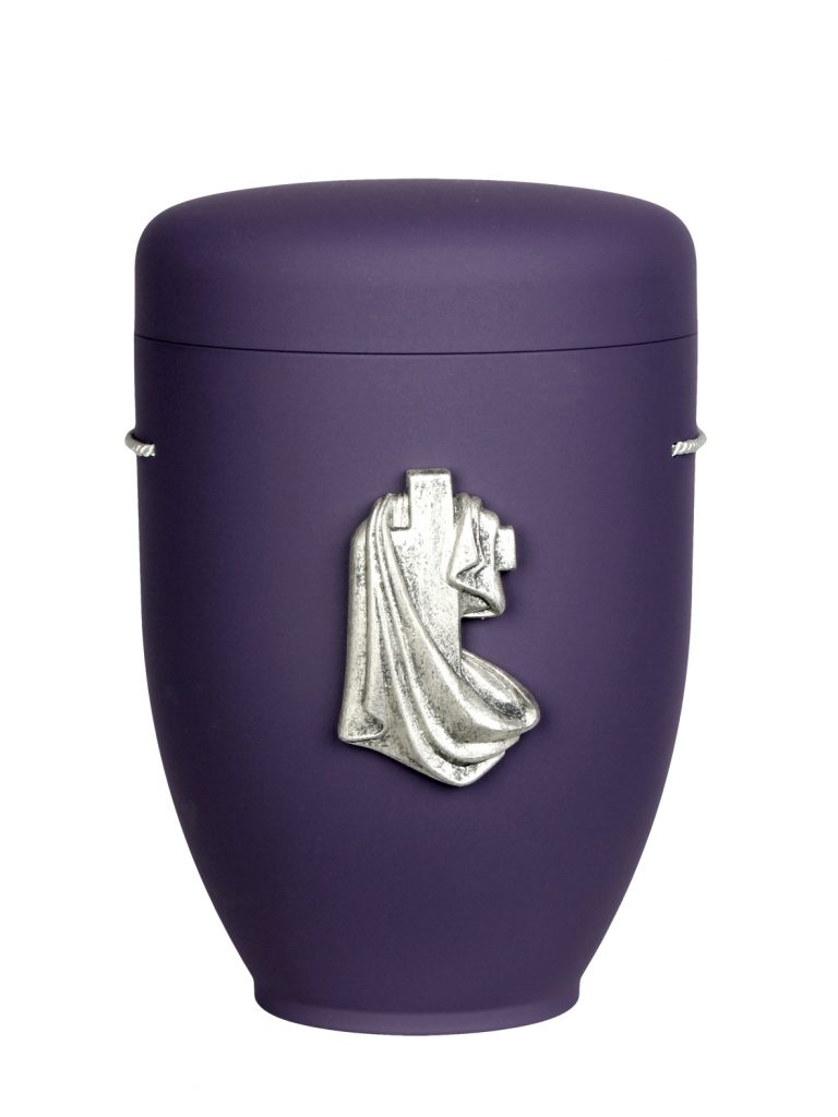 Naturfaserurne, matt violett, ohne Rand mit aufgesetztem Emblem „Motiv D02“ in Silber