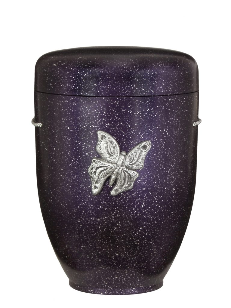 Biologisch abbaubare Urne in Violett mit silbernem Schmetterling als Dekor.