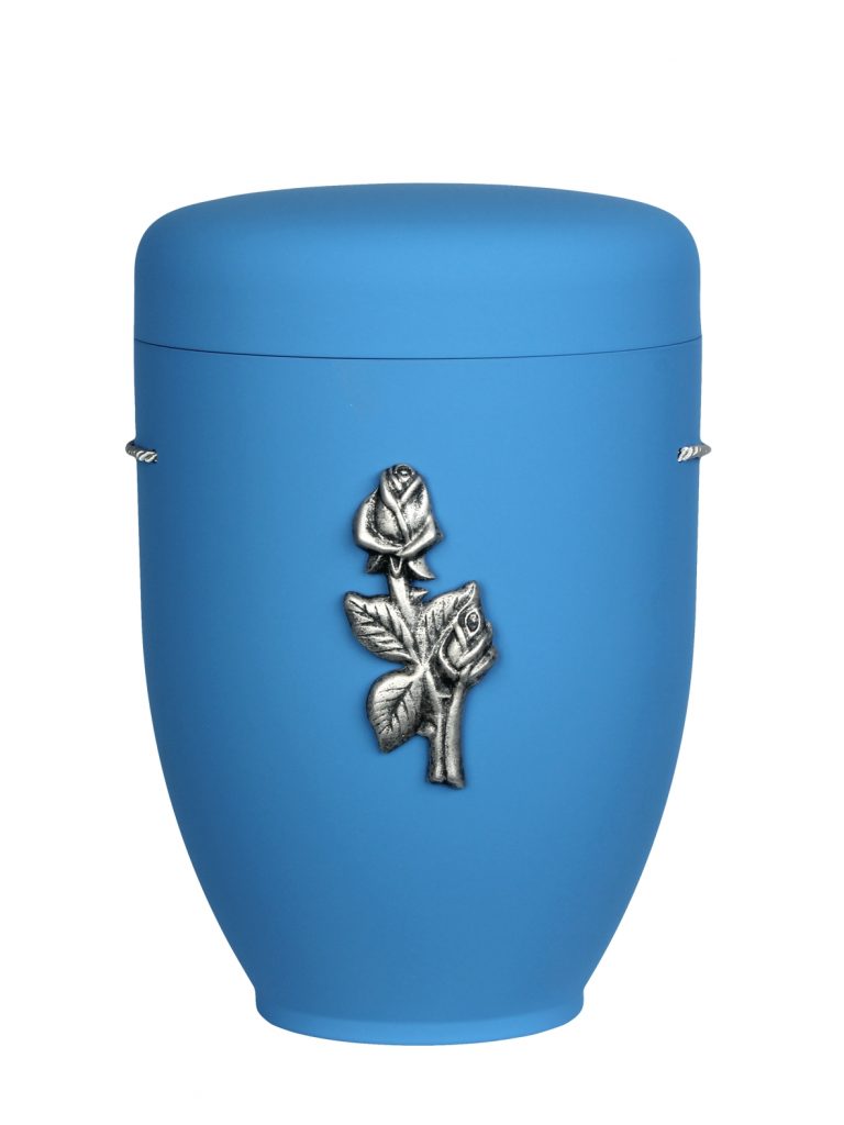 Naturfaserurne, matt hellblau, ohne Rand mit aufgesetztem Emblem „Motiv D09“ in Silber