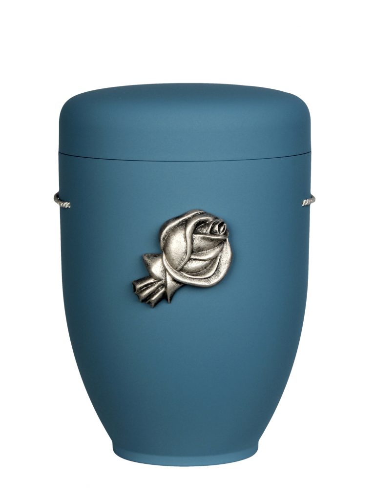 Naturfaserurne, matt polarblau, ohne Rand mit aufgesetztem Emblem „Motiv D06“ in Silber