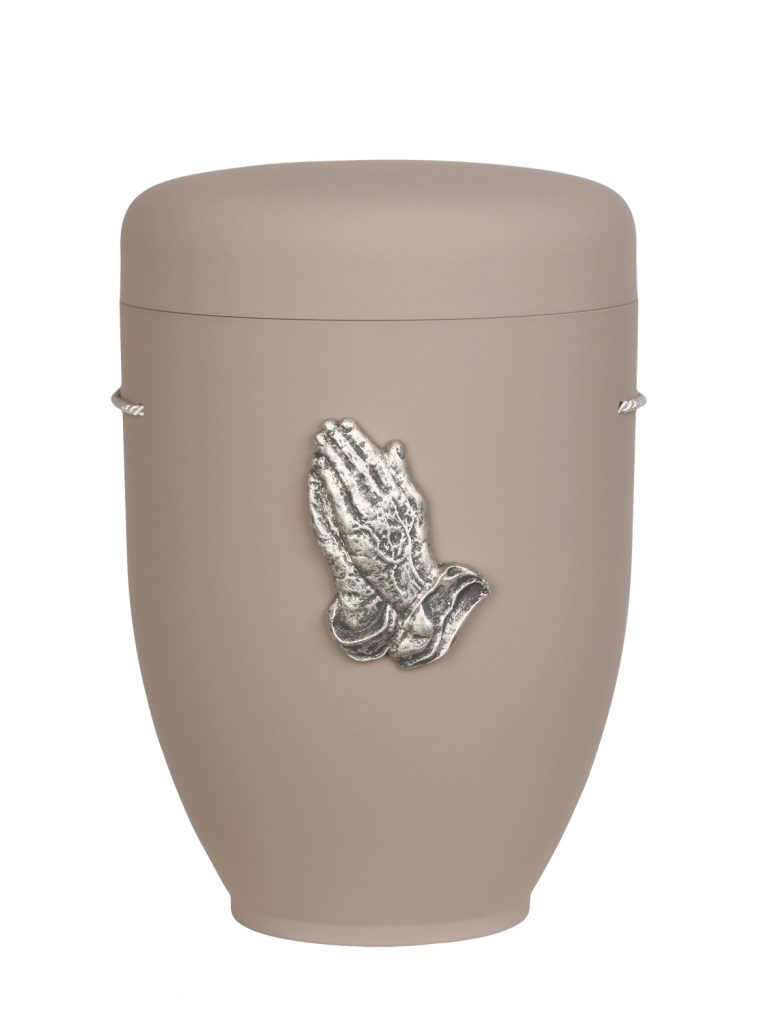 Naturfaserurne, matt pastellbraun, ohne Rand mit aufgesetztem Emblem „Motiv D05“ in Silber
