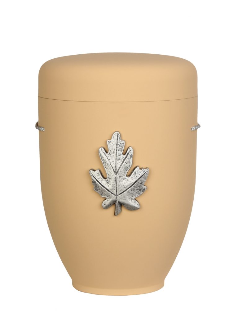 Naturfaserurne, matt elfenbein, ohne Rand mit aufgesetztem Emblem „Motiv D10“ in Silber