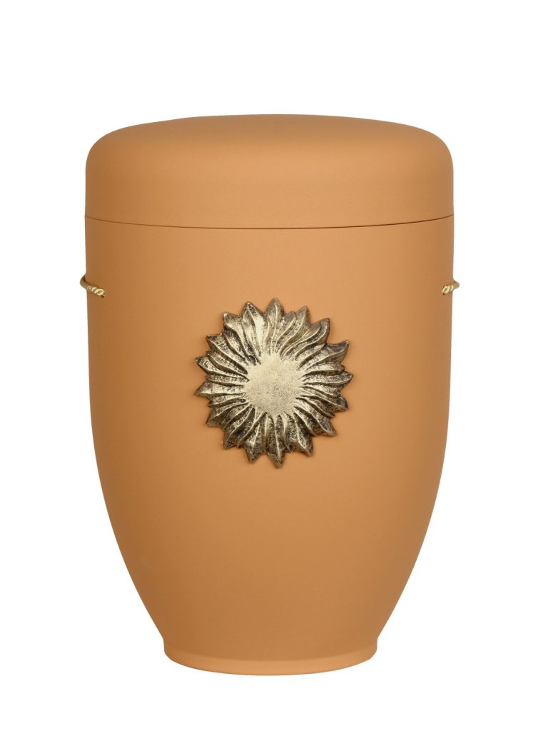 Naturfaserurne, matt terra, ohne Rand mit aufgesetztem Emblem „Motiv D15“ in Gold
