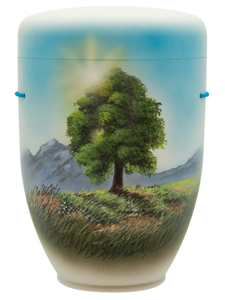 Naturfaserurne, matt warmweiss, handbemaltes Motiv: Baum in den Bergen