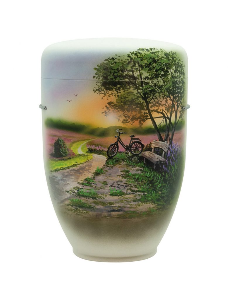Handbemalte Motiv-Urne mit Fahrrad an Feldweg bei Sonnenuntergang