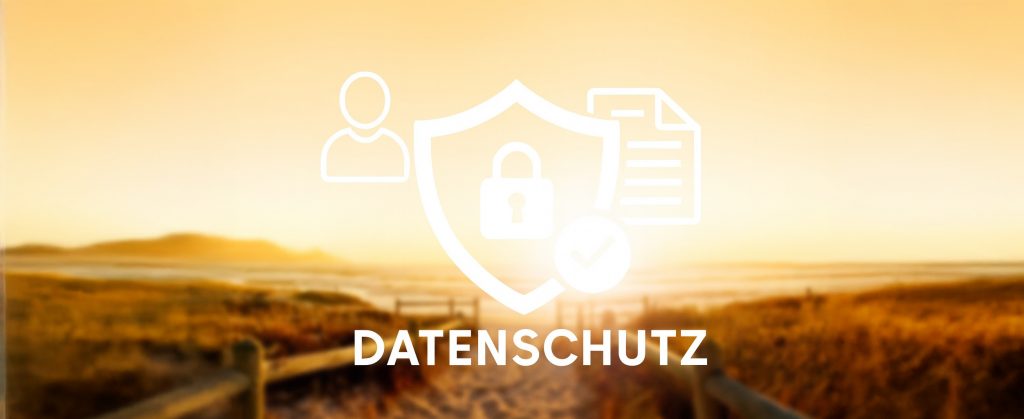 Symbolbild Datenschutz: Sonnenuntergang am Meer mit stilvollem Vorhängeschloss als Zeichen für sicheren Umgang mit persönlichen Daten – Löer Bestattungen Laatzen.