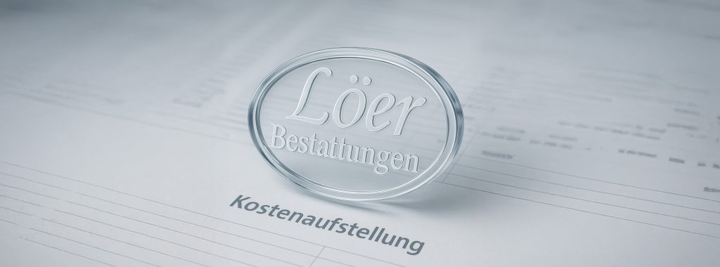 Gläsernes, ovales Logo von Löer Bestattungen in realistischer 3D-Darstellung, stehend auf mehreren unscharfen Dokumenten, Symbol für transparente Preisgestaltung und klare Kostenaufstellung.