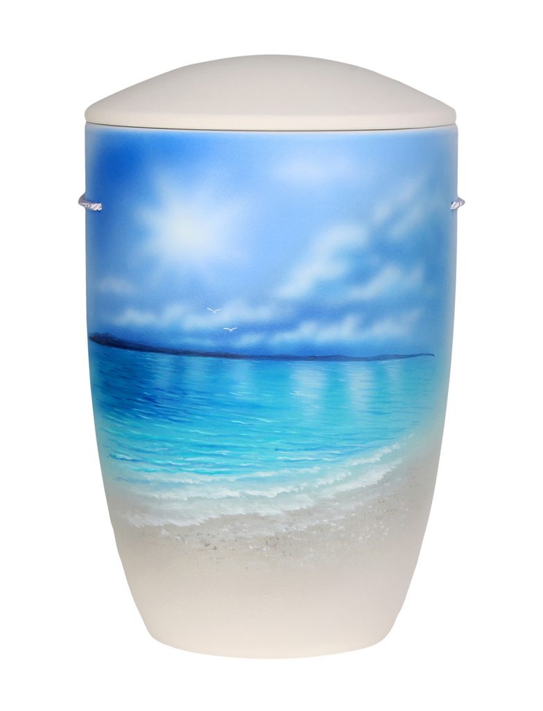 See-Urne mit hellem Strand, türkisblauem Wasser und Himmel