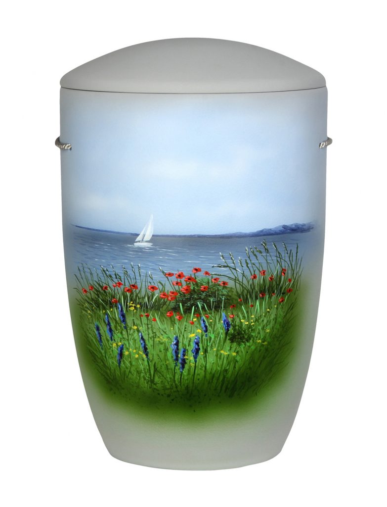 Seeurne mit Segelboot und Blumenwiese – handbemalte maritime Urne
