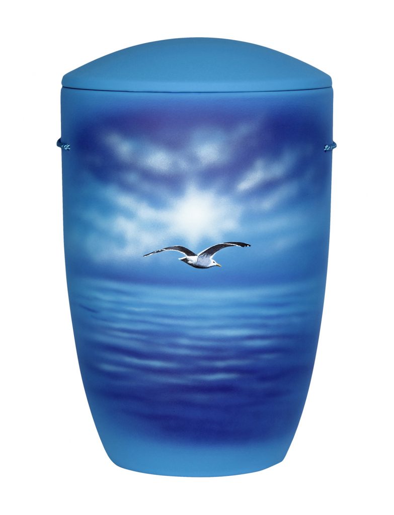 Seeurne mit fliegender Möwe über dem Meer – maritime Urne