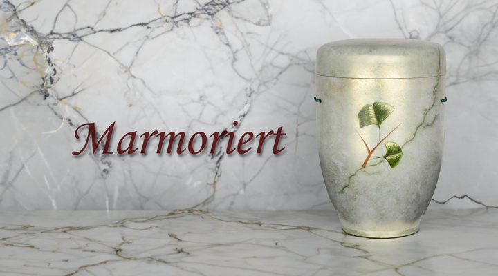 Biologisch abbaubare marmorierte Urne mit Naturdesign – handgefertigt bei Löer Bestattungen