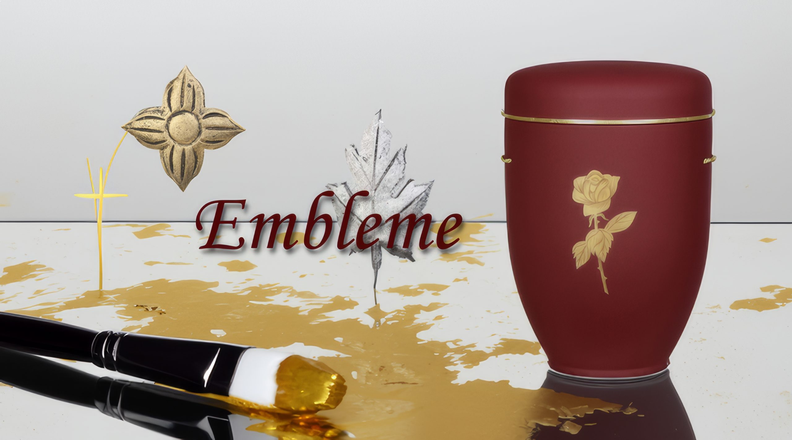 Biologisch abbaubare Urne mit goldenem Rosen-Emblem