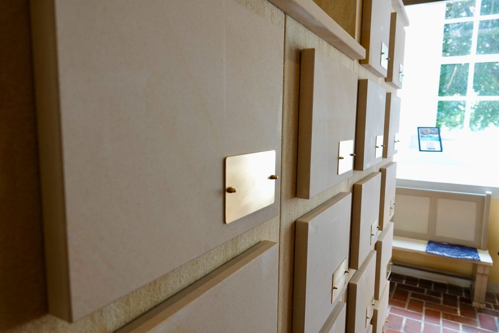 Urnenfächer aus hellem Sandstein im Kolumbarium Laatzen in Grasdorf, Nahaufnahme