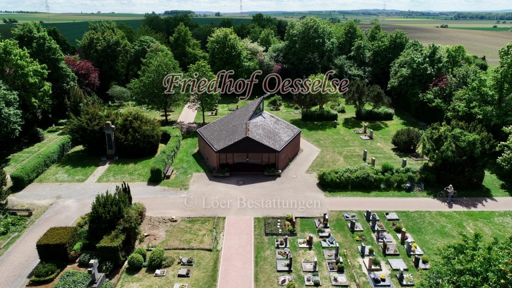 Luftaufnahme des Friedhofs Oesselse in Laatzen mit Kapelle, Grabfeldern und umgebender Landschaft