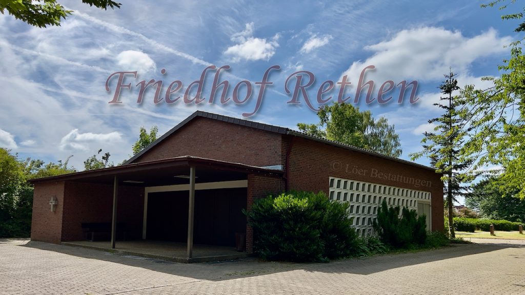 Außenansicht der Kapelle auf dem Friedhof Rethen in Laatzen unter blauem Himmel