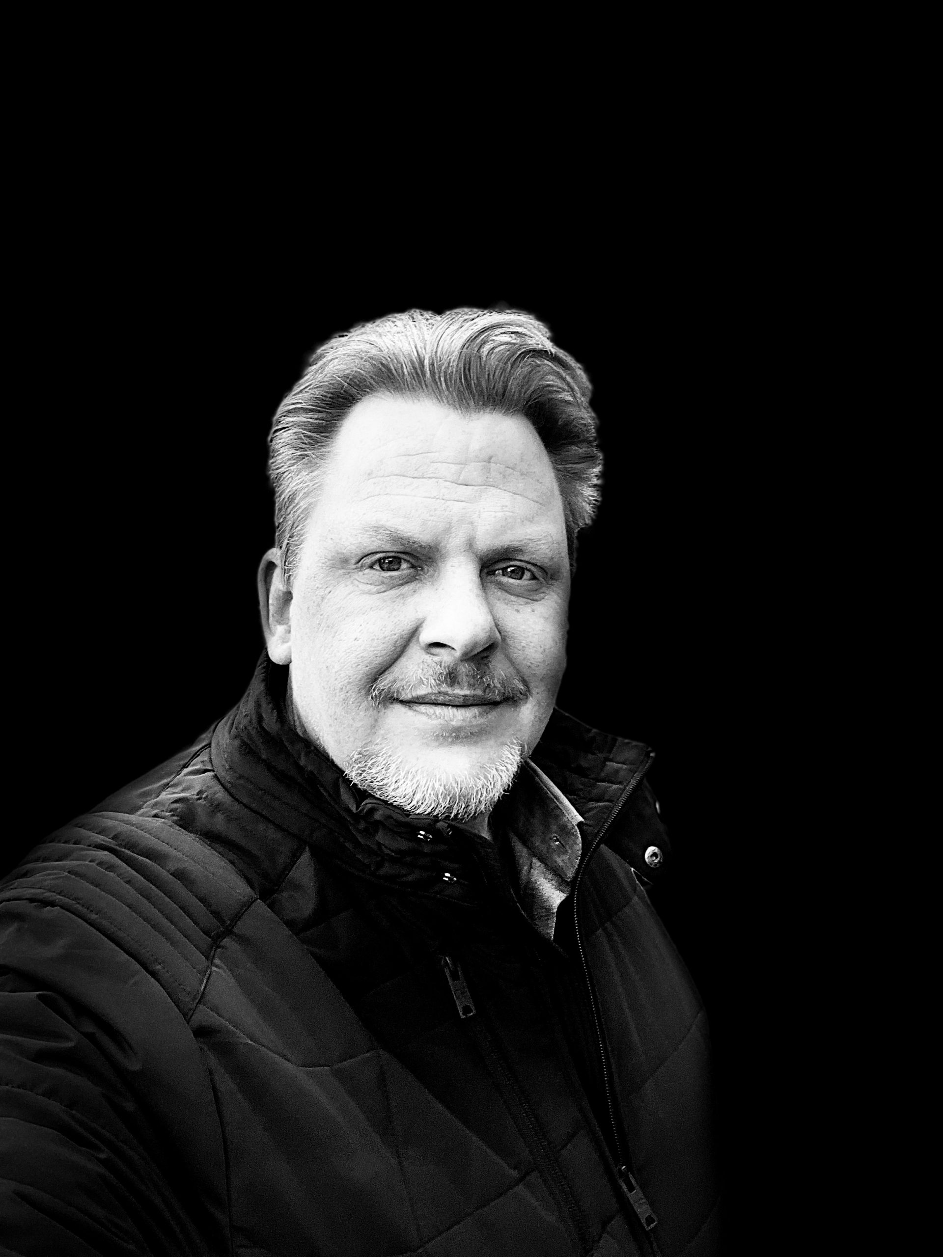 Porträt von Nico Löer, Bestatter in Laatzen, für Löer Bestattungen