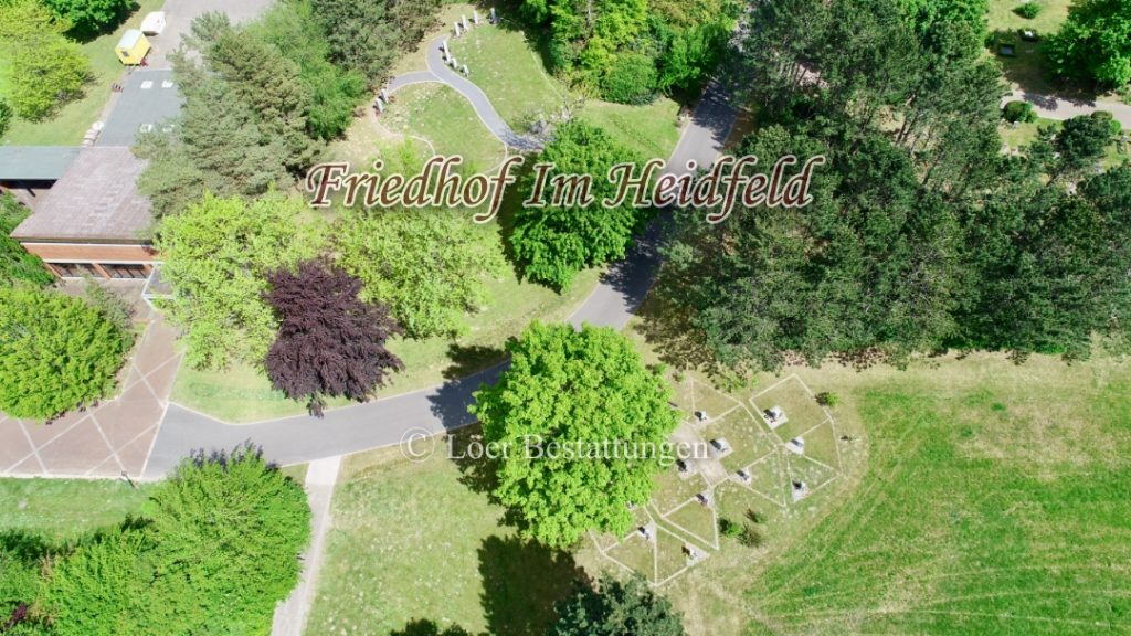 Luftaufnahme des Friedhofs „Im Heidfeld“, Zentralfriedhof in Laatzen mit Grünanlagen und Grabfeldern