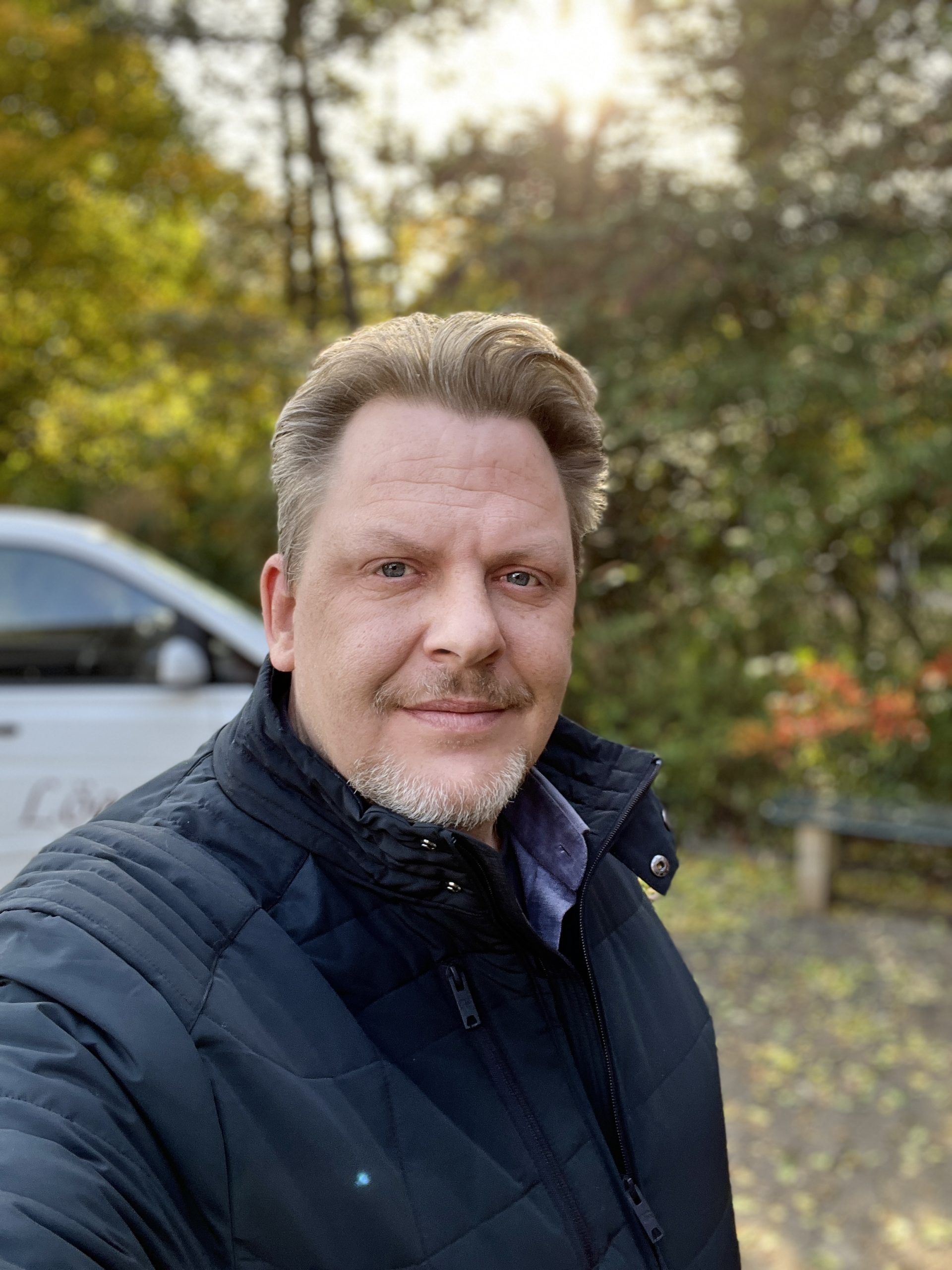 Nico Löer im persönlichen Beratungsgespräch bei Löer Bestattungen in Laatzen